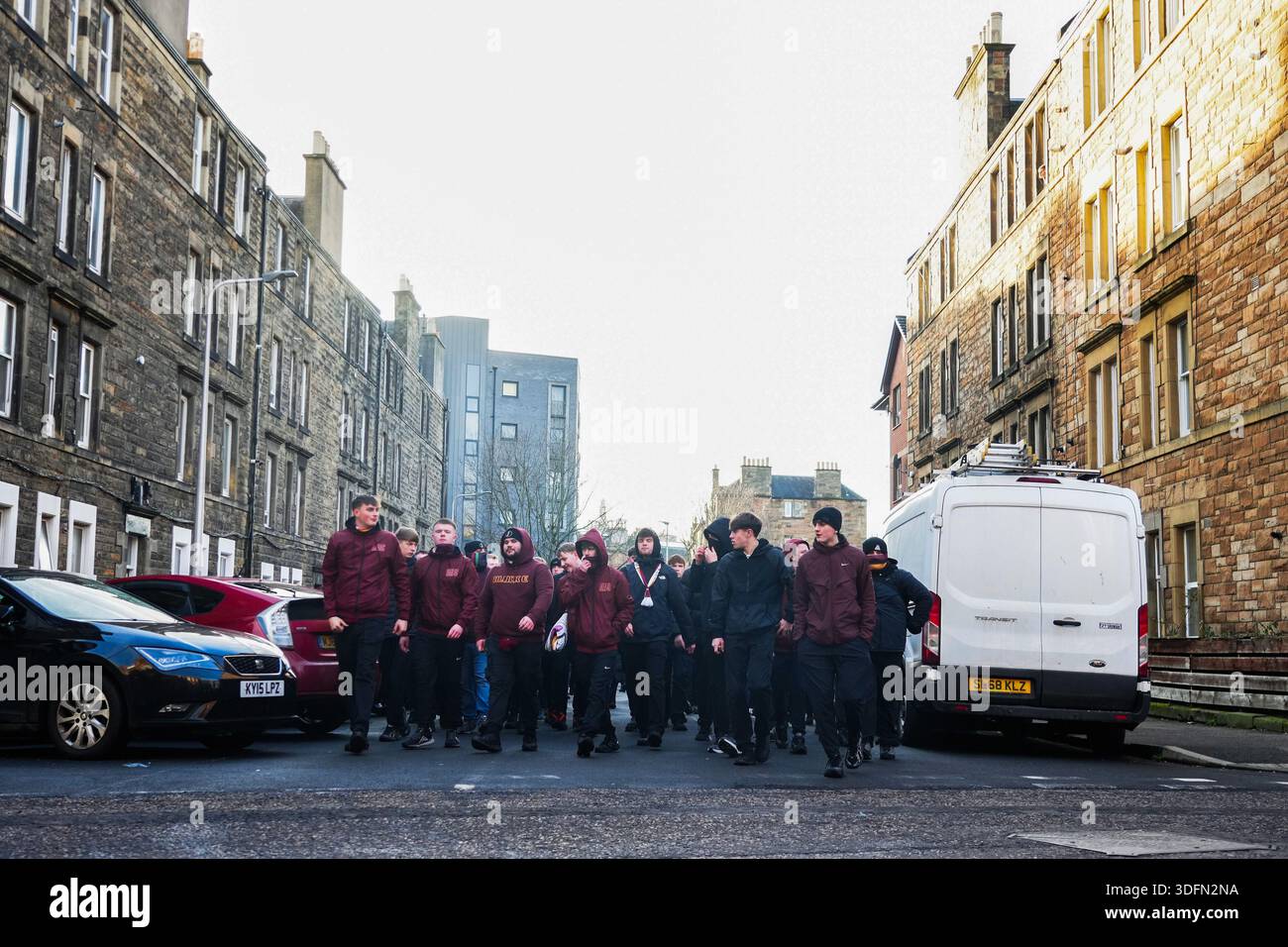 Motherwell FC ultras marchant dans la rue jusqu'au stade Easter Road lors du match de premier League écossais, date 22, entre Hibernian FC et Motherwell FC, joué au stade Easter Road le 10 janvier 2026 à Édimbourg, en Écosse. (Photo de Bagu Blanco / PRESSIN) Banque D'Images