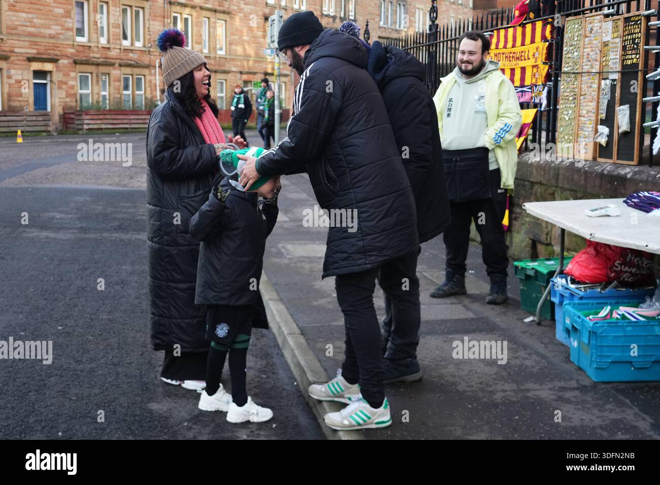 Les fans d'Hibernian dans la rue près du stade Easter Road lors du match de premier League écossais, date 22, entre Hibernian FC et Motherwell FC, ont joué au stade Easter Road le 10 janvier 2026 à Édimbourg, en Écosse. (Photo de Bagu Blanco / PRESSIN) Banque D'Images
