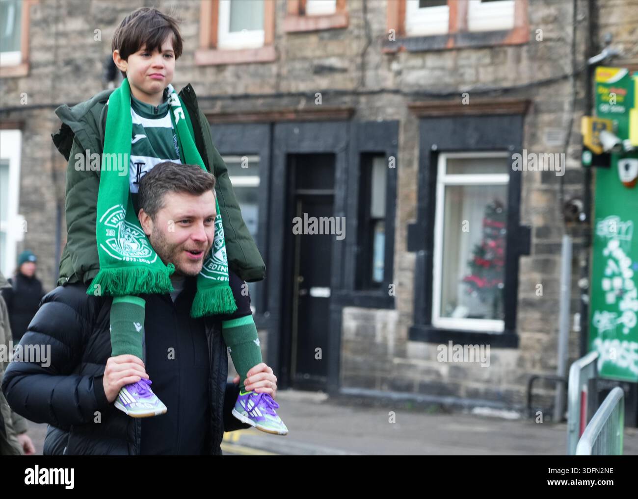 Les fans du Hibernian FC marchant dans la rue près du stade Easter Road lors du match de premier League écossais, date 22, entre le Hibernian FC et le Motherwell FC, ont joué au stade Easter Road le 10 janvier 2026 à Édimbourg, en Écosse. (Photo de Bagu Blanco / PRESSIN) Banque D'Images