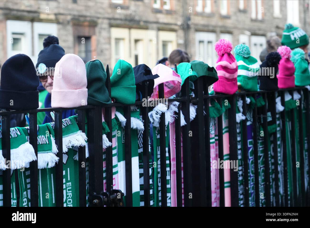 Chapeaux dans un magasin de rue près du stade Easter Road lors du match de premier League écossais, date 22, entre Hibernian FC et Motherwell FC, joué au stade Easter Road le 10 janvier 2026 à Édimbourg, en Écosse. (Photo de Bagu Blanco / PRESSIN) Banque D'Images