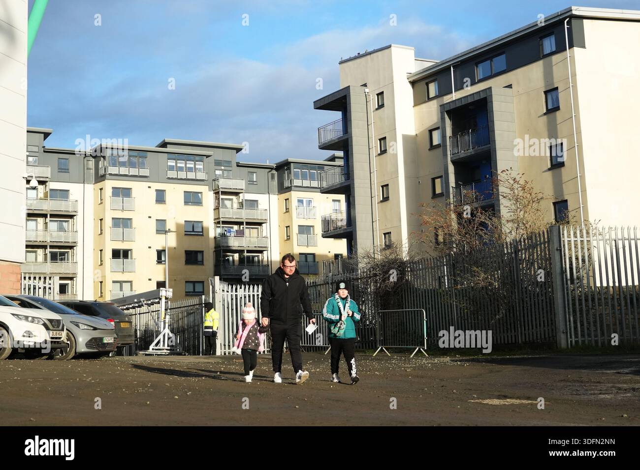 Les fans du Hibernian FC marchant dans la rue lors du match de premier League écossais, date 22, entre le Hibernian FC et le Motherwell FC, ont joué au Easter Road Stadium le 10 janvier 2026 à Édimbourg, en Écosse. (Photo de Bagu Blanco / PRESSIN) Banque D'Images
