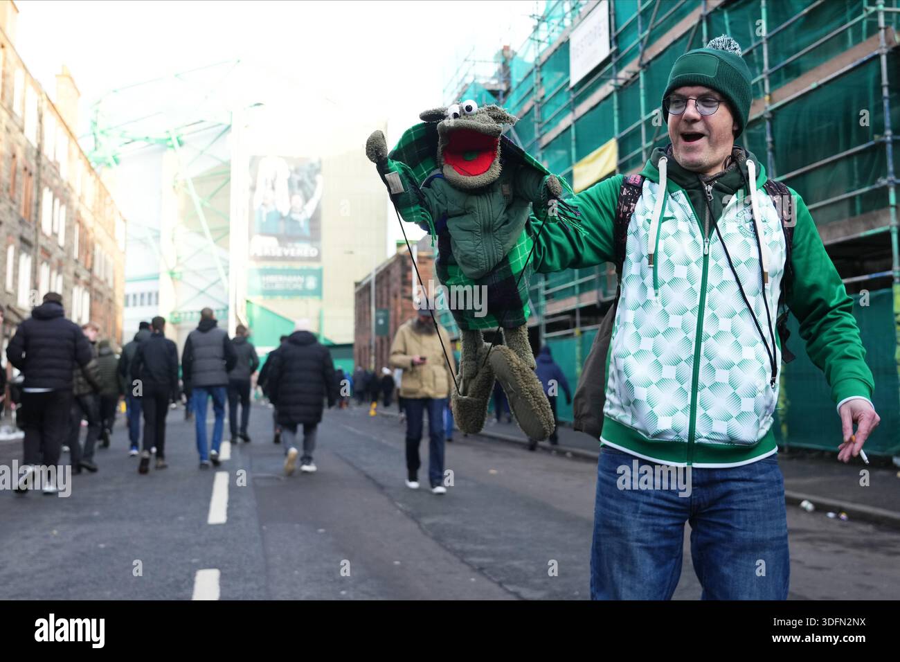 Un fan du Hibernian FC dans la rue lors du match de premier League écossais, date 22, entre le Hibernian FC et le Motherwell FC, a joué au Easter Road Stadium le 10 janvier 2026 à Édimbourg, en Écosse. (Photo de Bagu Blanco / PRESSIN) Banque D'Images
