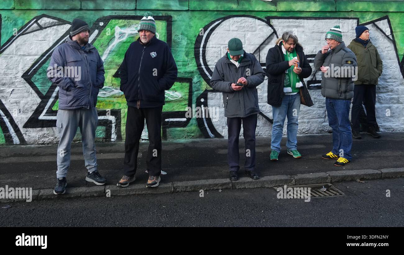 Les fans du Hibernian FC dans la rue lors du match de premier League écossais, date 22, entre le Hibernian FC et le Motherwell FC, ont joué au Easter Road Stadium le 10 janvier 2026 à Édimbourg, en Écosse. (Photo de Bagu Blanco / PRESSIN) Banque D'Images