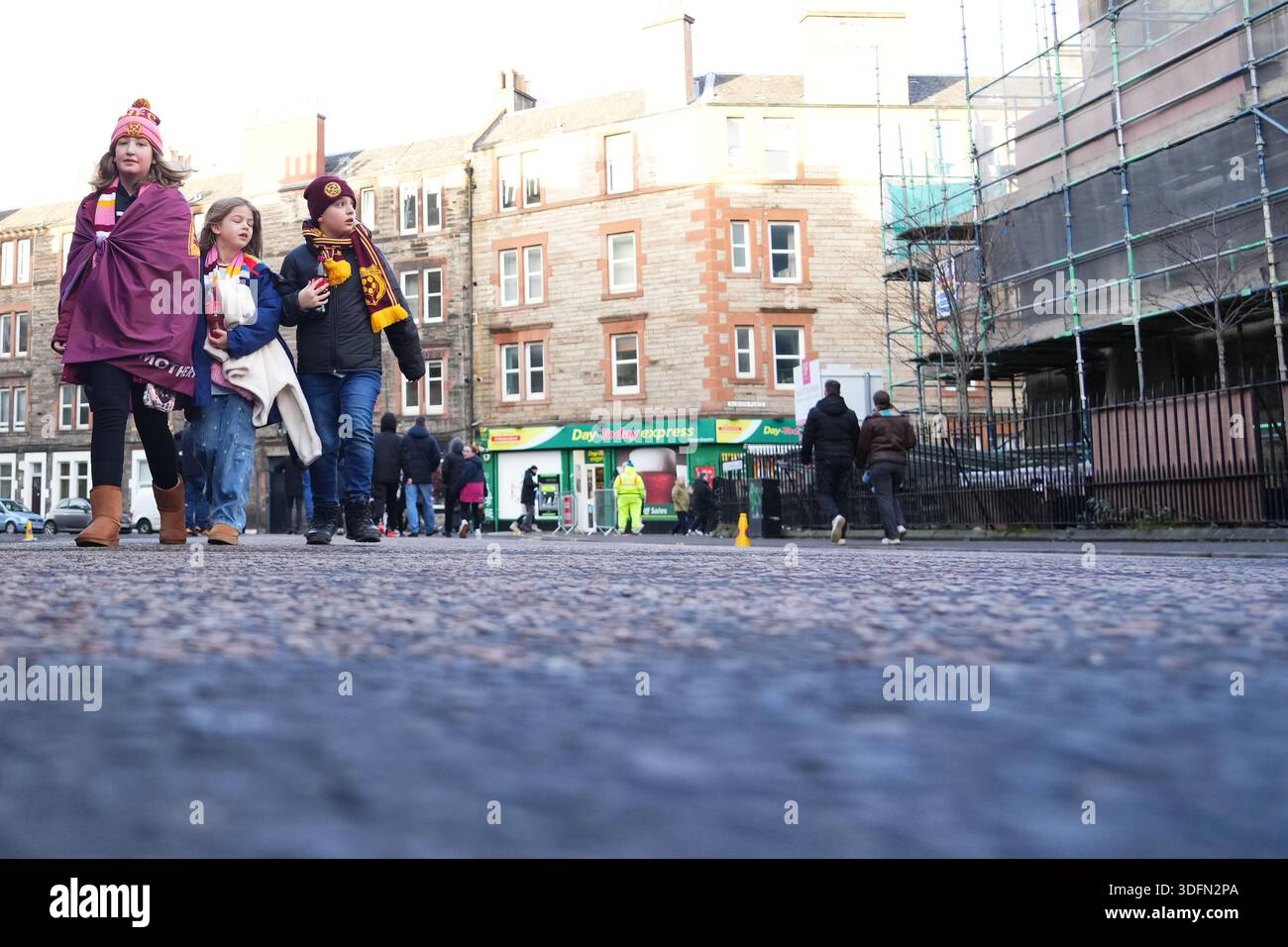 Les fans du Motherwell FC marchant dans la rue près du stade Easter Road lors du match de premier League écossais, date 22, entre Hibernian FC et Motherwell FC, ont joué au stade Easter Road le 10 janvier 2026 à Édimbourg, en Écosse. (Photo de Bagu Blanco / PRESSIN) Banque D'Images