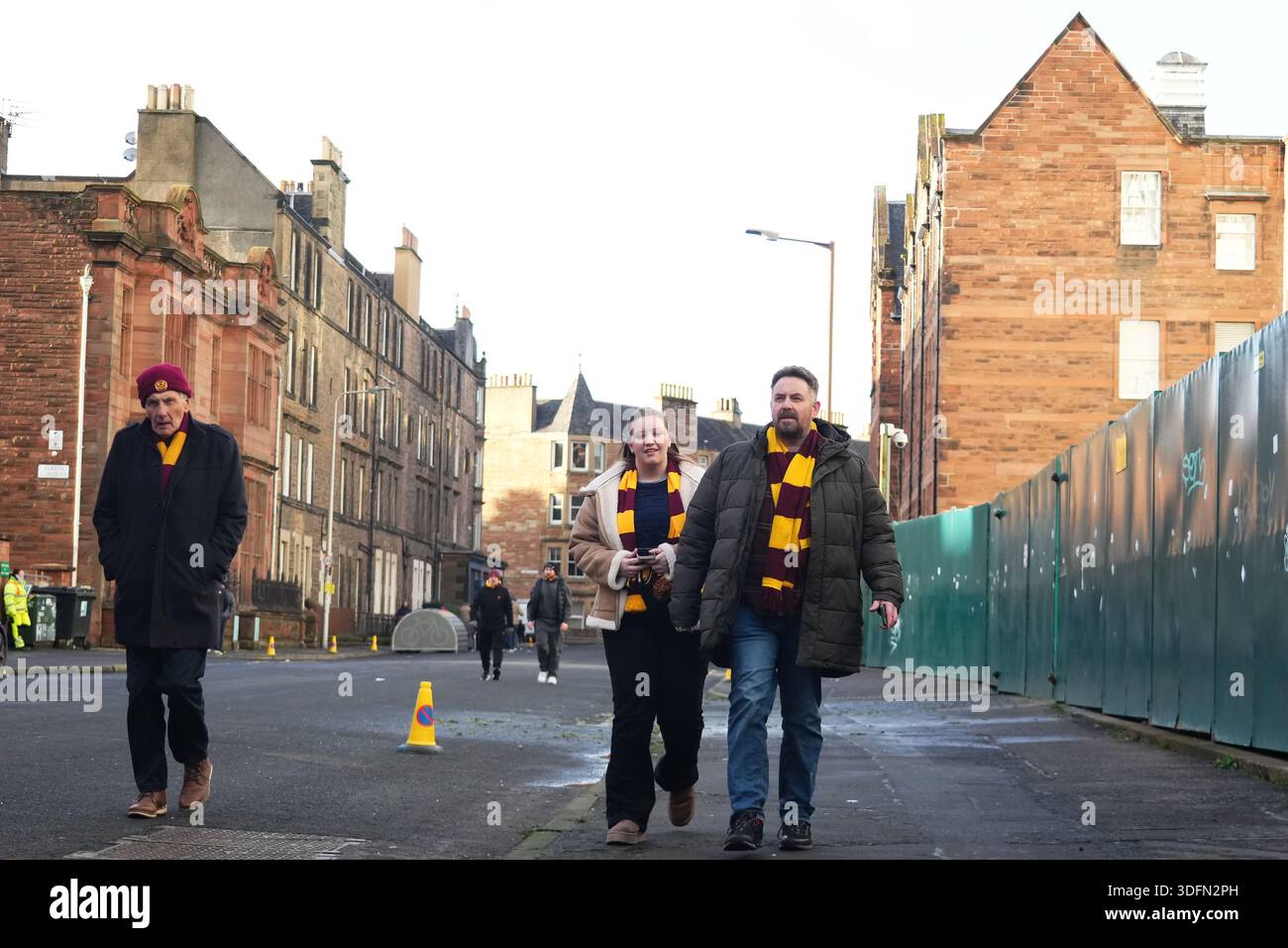 Les fans du Motherwell FC marchant dans la rue lors du match de premier League écossais, date 22, entre le Hibernian FC et le Motherwell FC, ont joué au Easter Road Stadium le 10 janvier 2026 à Édimbourg, en Écosse. (Photo de Bagu Blanco / PRESSIN) Banque D'Images