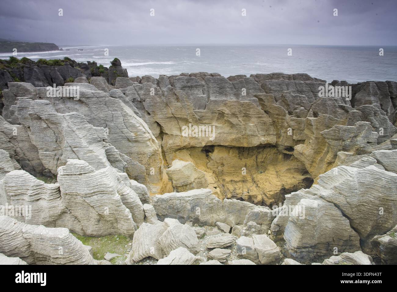 Vue sur les formations calcaires en couches sculptées par le vent et la mer, créant un paysage surréaliste sur la toile de fond de l'océan, Punakaiki, West Coast Reg Banque D'Images