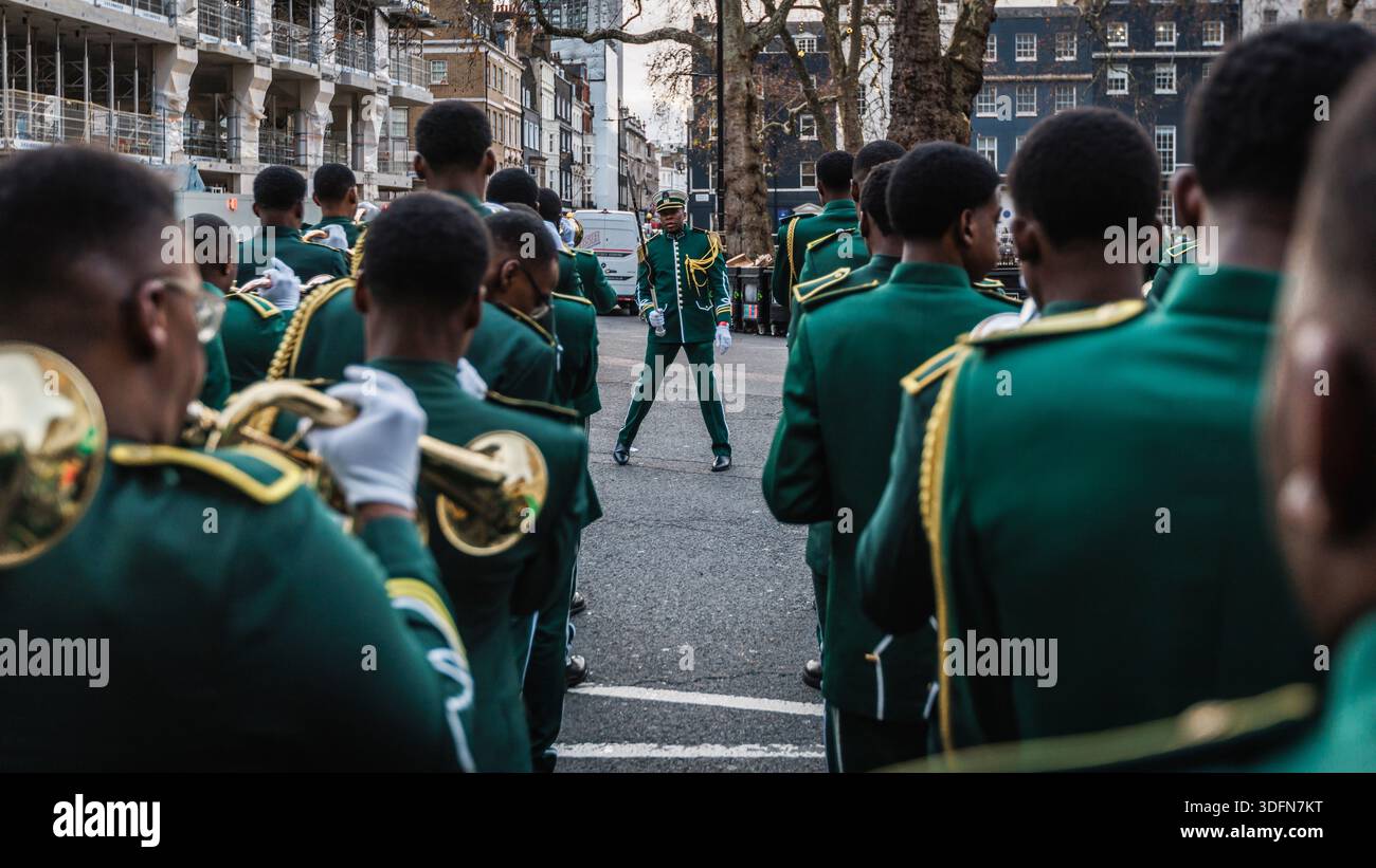 FAKI : chef de groupe du Kimbanguist Brass Band au défilé du nouvel an à Londres. Banque D'Images