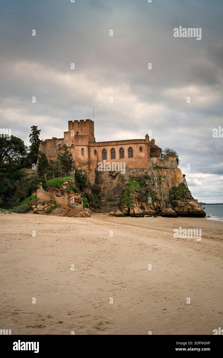Castelo de Ferragudo dans l'Algarve, Portugal avec ciel dramatique. Banque D'Images