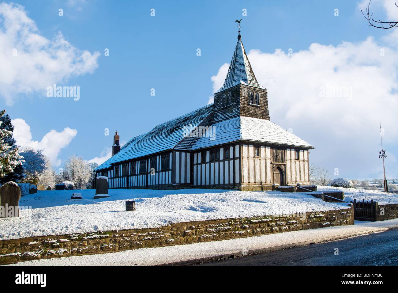 Hiver, janvier, neige, église à ossature de bois, église en bois noir et blanc, église à colombages noir et blanc, Marton, Cheshire, église dans la neige, pays de neige Banque D'Images