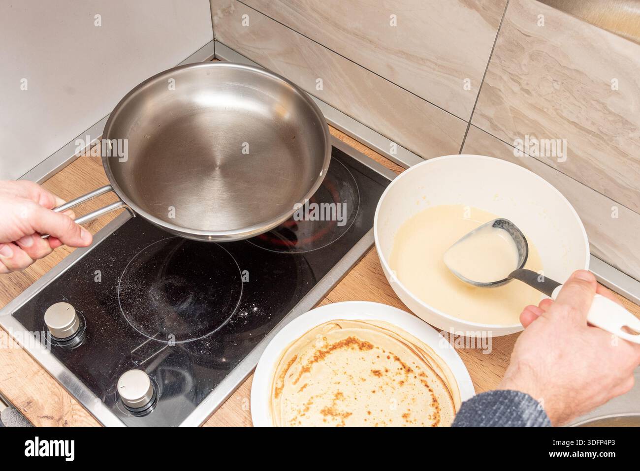 Kitchener cuisine recette de crêpes, mélange de pâte et poêle à frire sur la table de cuisine Banque D'Images