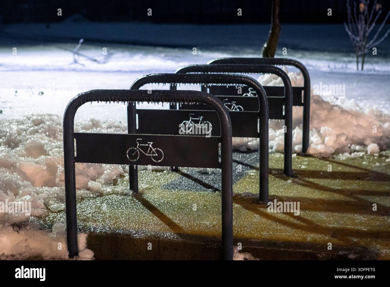 Un parking à vélos glacé Shefield type long, vu le soir en hiver Banque D'Images