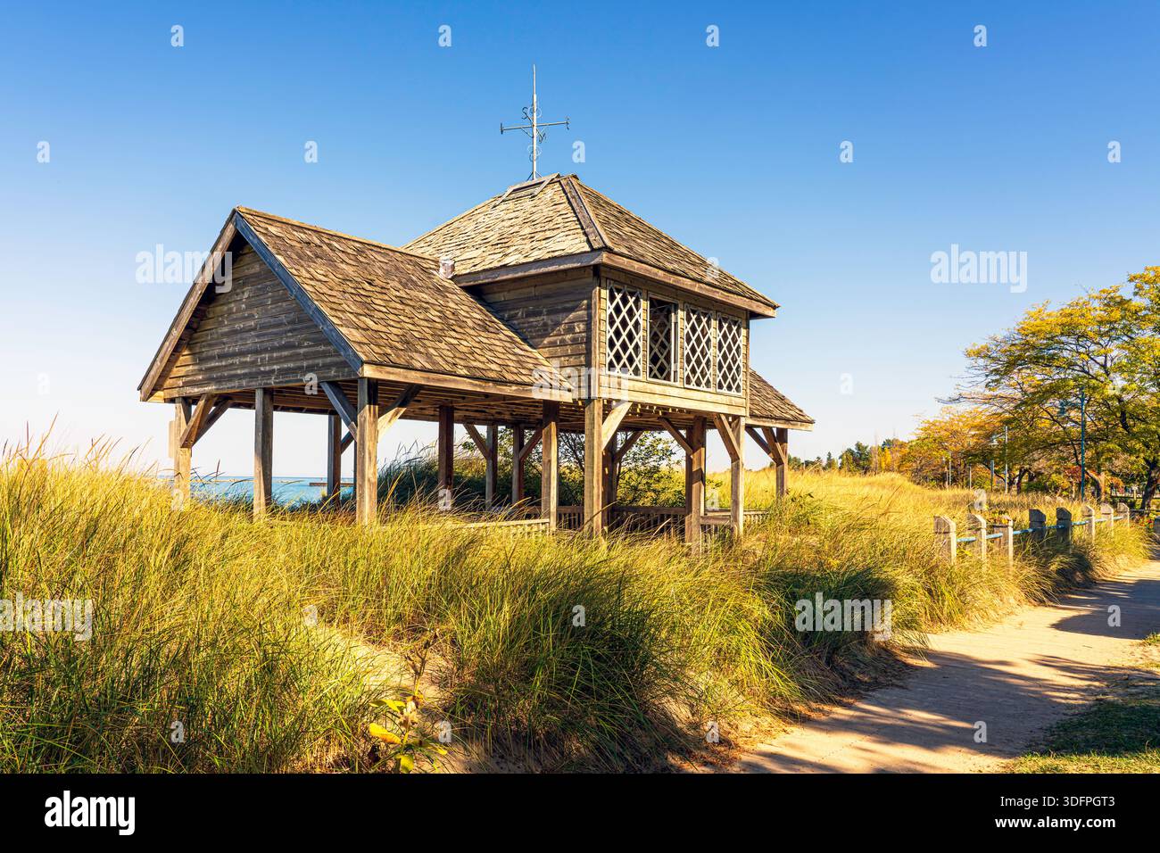 Abri à structure en bois, pavillon sur la rive de Station Beach à Kincardine, Ontario. 3 octobre 2025. Banque D'Images