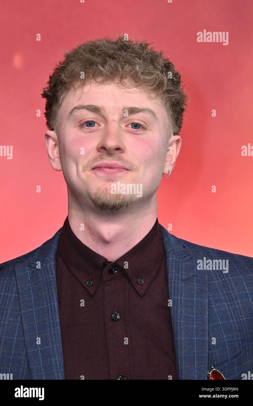 Londres, Royaume-Uni. 13 janvier 2026. Sam Locke marche sur le tapis rouge. Chi Lewis-Parry marche sur le tapis rouge. Crédit : Nils Jorgensen/Alamy Live News Banque D'Images