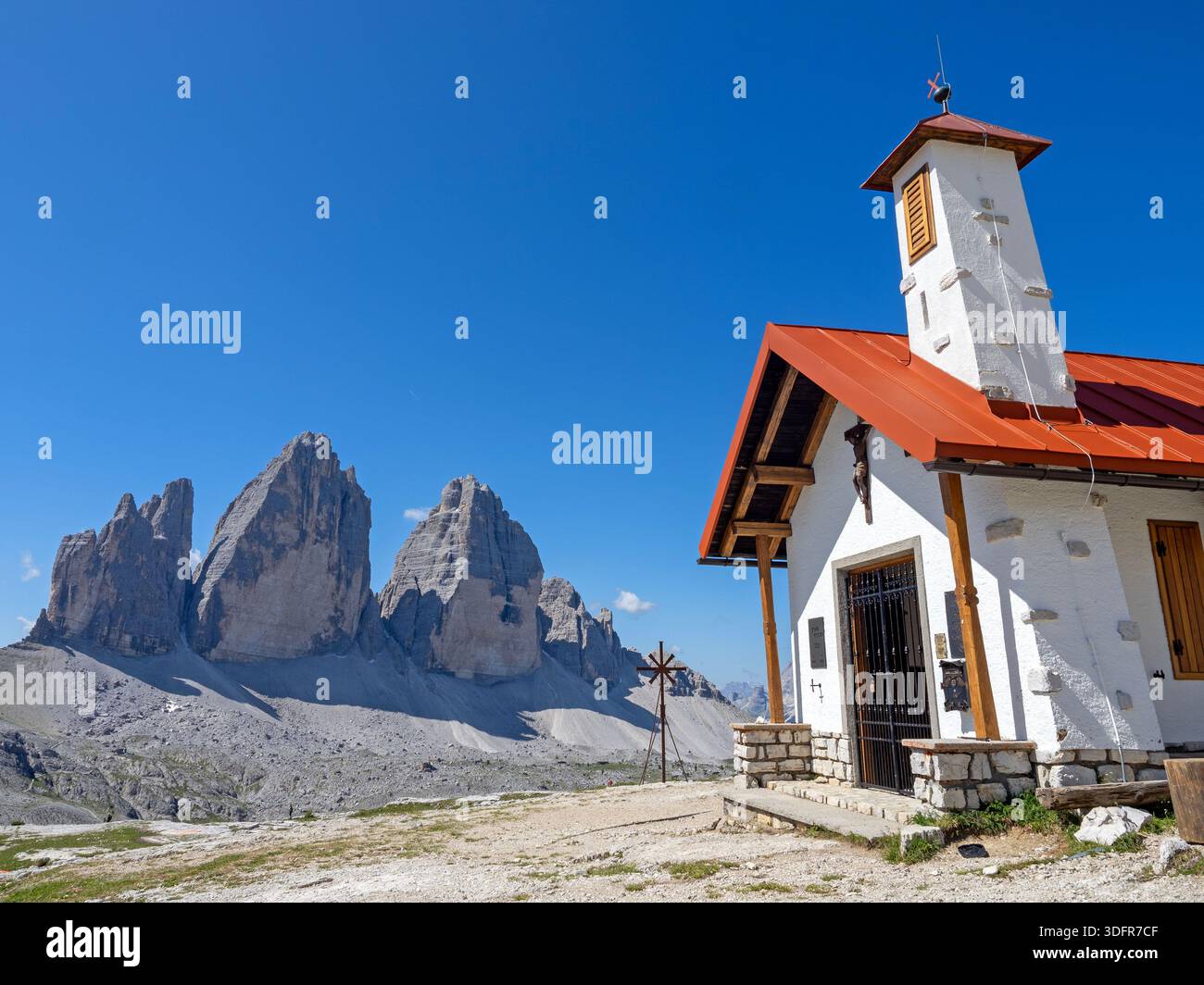 Chapelle de Rifugio Locatelli (Drei Zinnen Hütte), donnant sur la Tre Cime di Lavaredo Banque D'Images