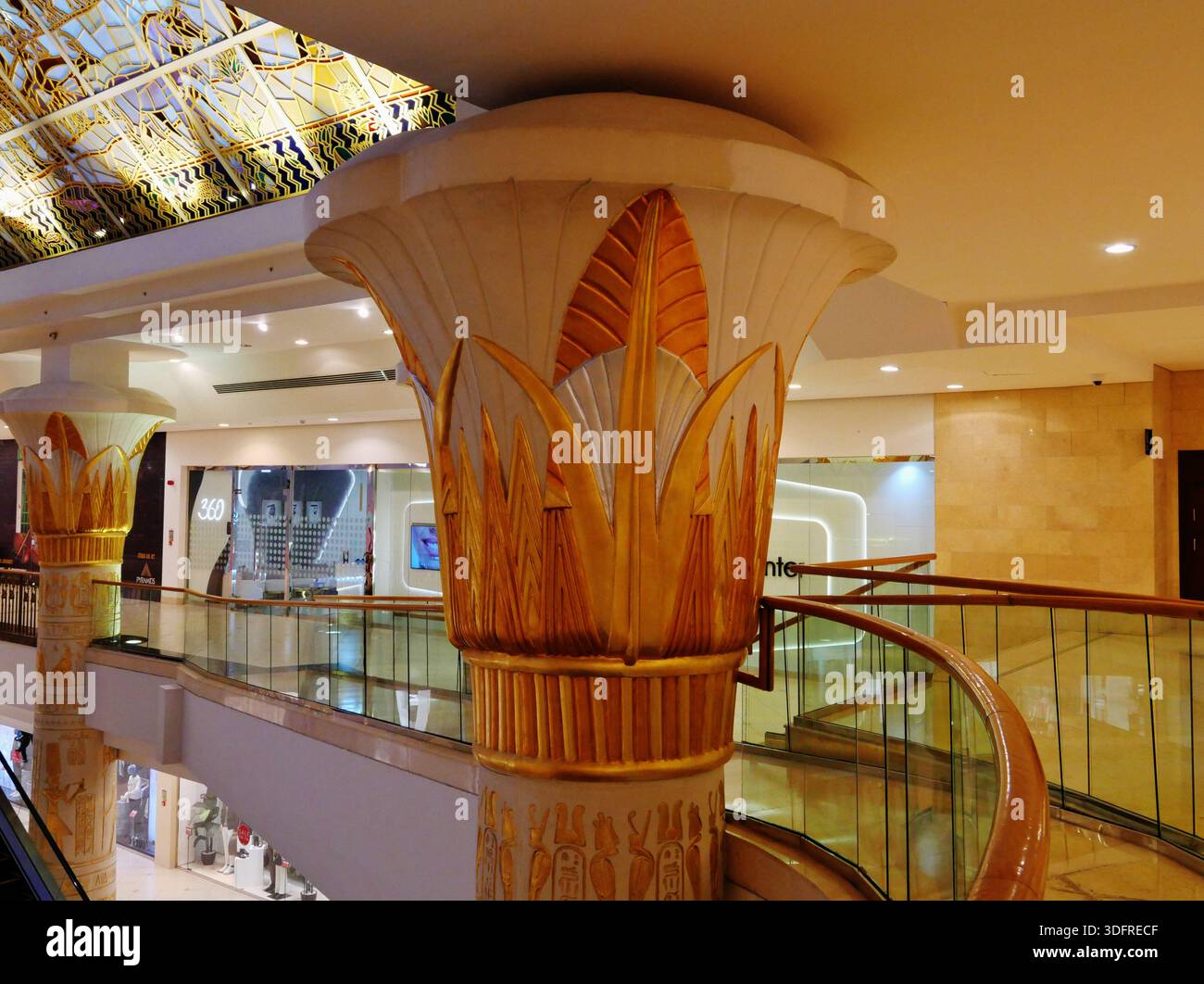 Une colonne dans la « salle égyptienne » de la ville de Wafi (Mall) dans la soirée, Dubaï, Émirat de Dubaï, Émirats arabes Unis Banque D'Images