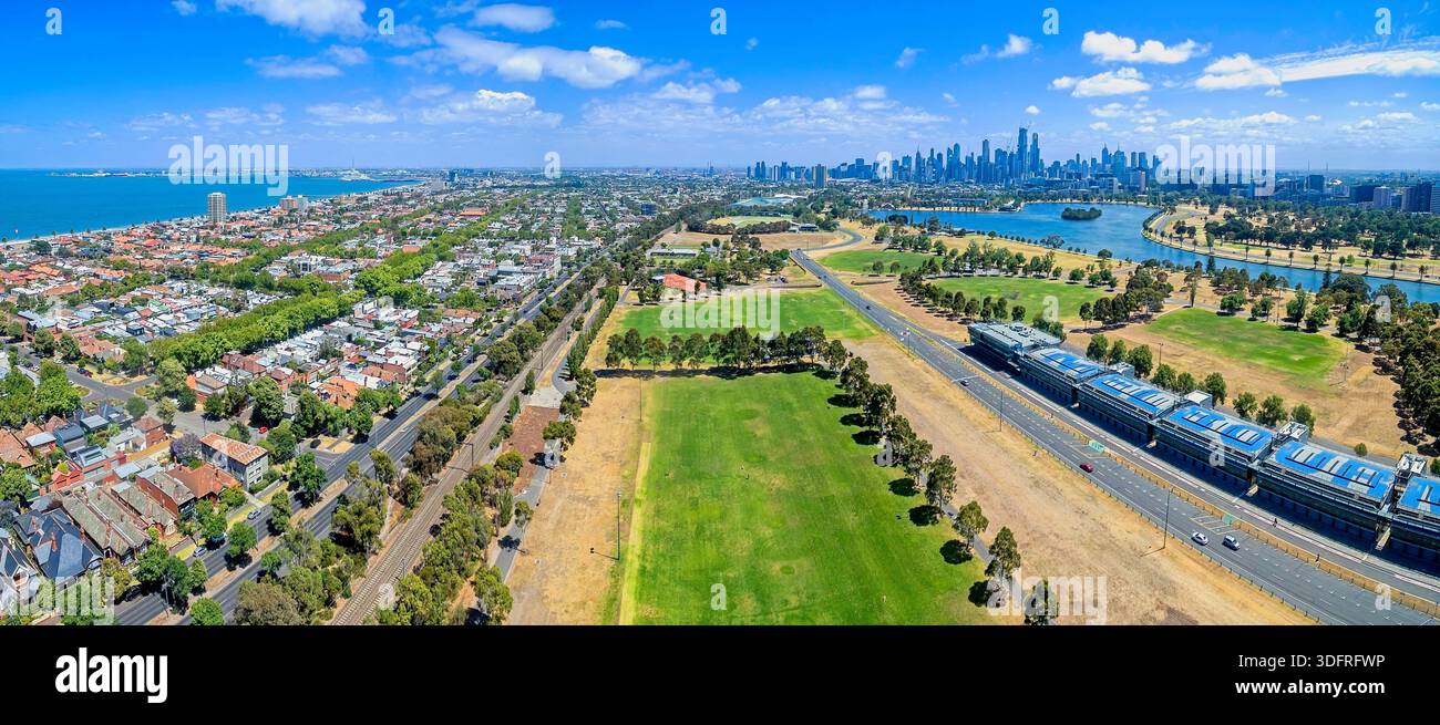 Vue aérienne panoramique de l'infrastructure du circuit du Grand Prix Albert Park, avec les bâtiments de pit Lane et les gratte-ciel du quartier des affaires de Melbourne. Banque D'Images