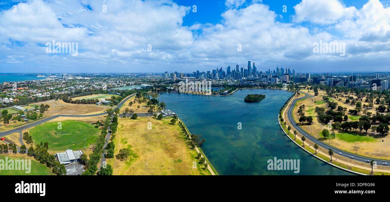 Vue aérienne du lac Albert Park et de Lakeside Drive, utilisés chaque année comme circuit de course du Grand Prix de formule 1. Banque D'Images