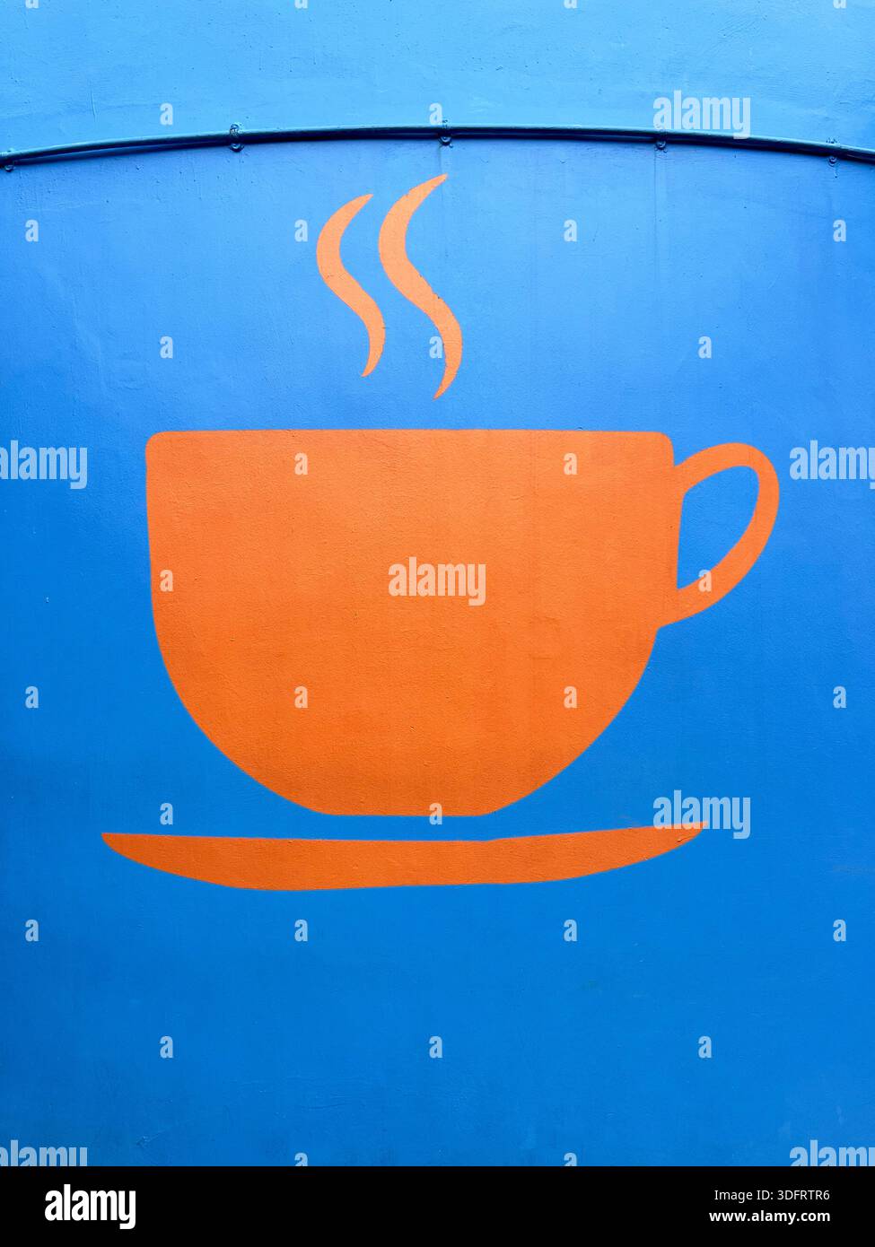 Art mural, fond bleu, sujet de couleur orange tel qu'une tasse de thé ou de café. Une iconographie visuelle. Banque D'Images