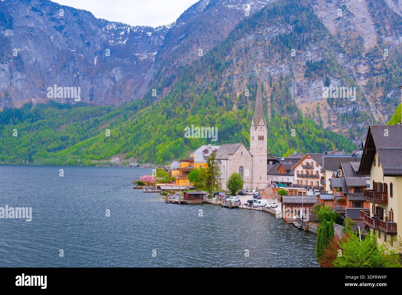 Village de Hallstatt à la lumière du jour – vues panoramiques sur le lac dans les Alpes autrichiennes Banque D'Images