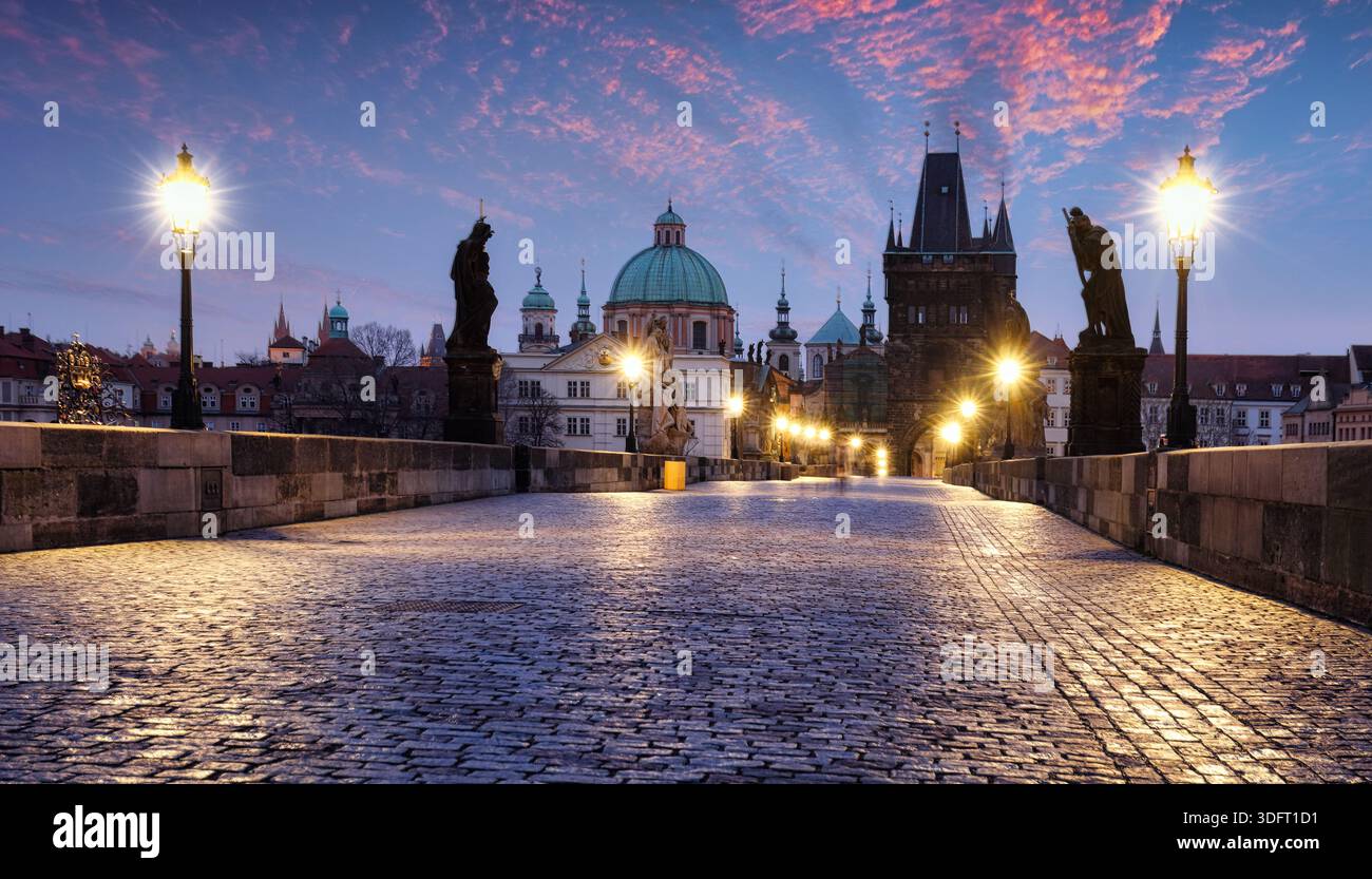 Pont Charles sur la rivière Vltava au lever de soleil spectaculaire à Prague, République tchèque, Europe Banque D'Images