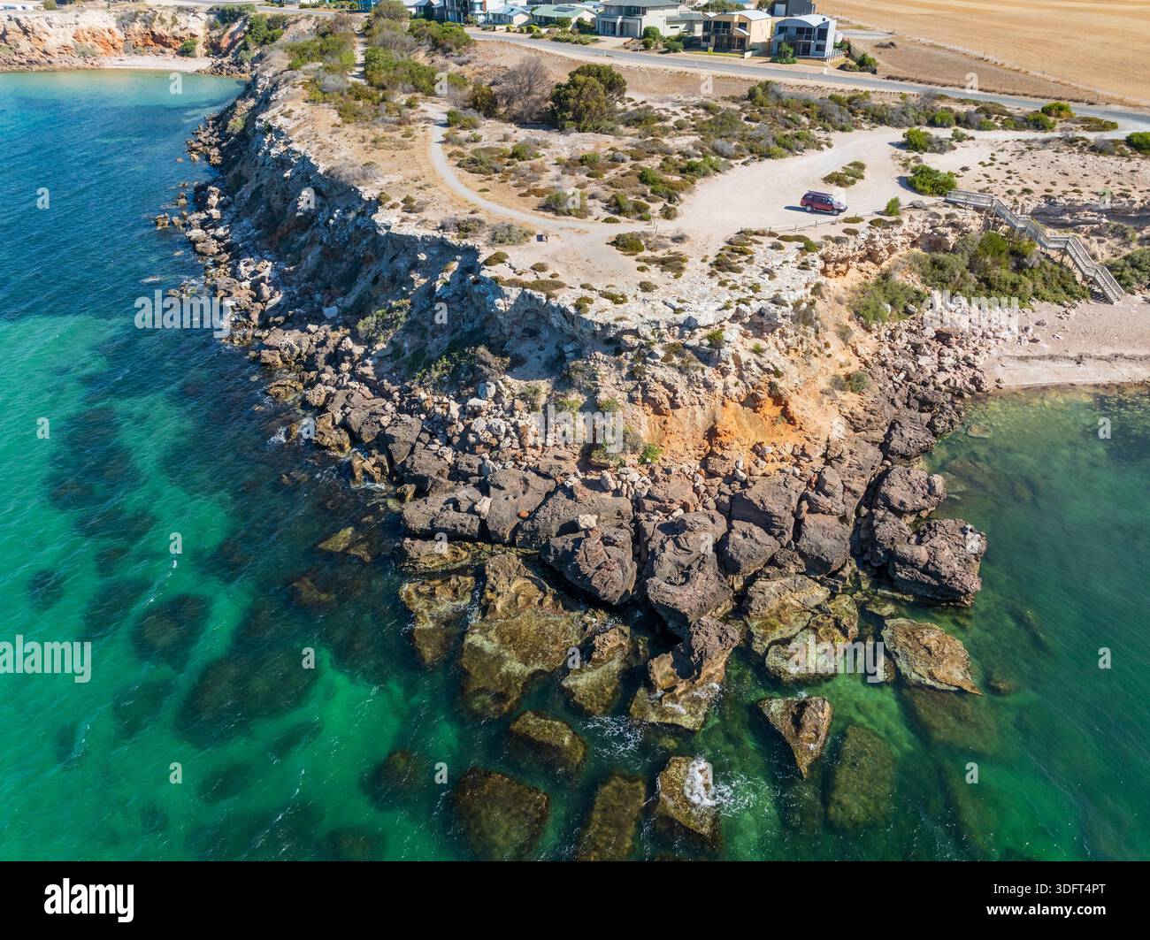 Vue aérienne d'un belvédère côtier sur un point rocheux au-dessus d'une mer calme à point Turton sur la péninsule de Yorke en Australie méridionale. Banque D'Images