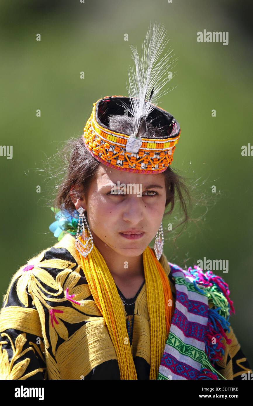 Kalash, Pakistan - 24 décembre 2025 : vue d'une femme Kalash ornée d'une tenue traditionnelle, ses yeux rayonnants reflétant les teintes vibrantes de sa broderie Banque D'Images