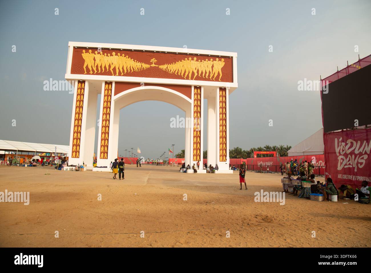 Porte de No Return Status debout au cœur de Ouidah Beach, République du Bénin. Banque D'Images
