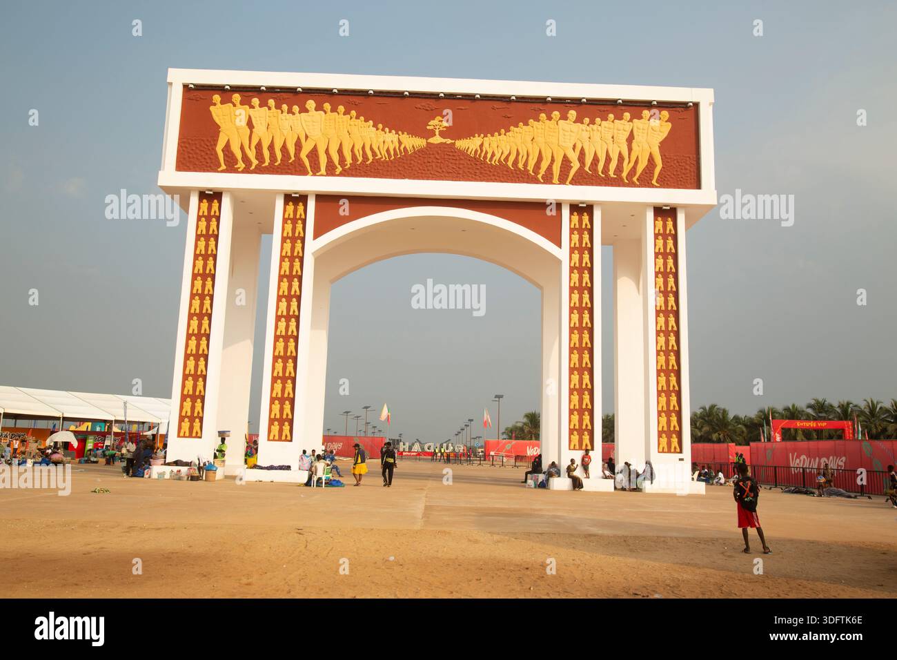 Porte de No Return Status debout au cœur de Ouidah Beach, République du Bénin. Banque D'Images