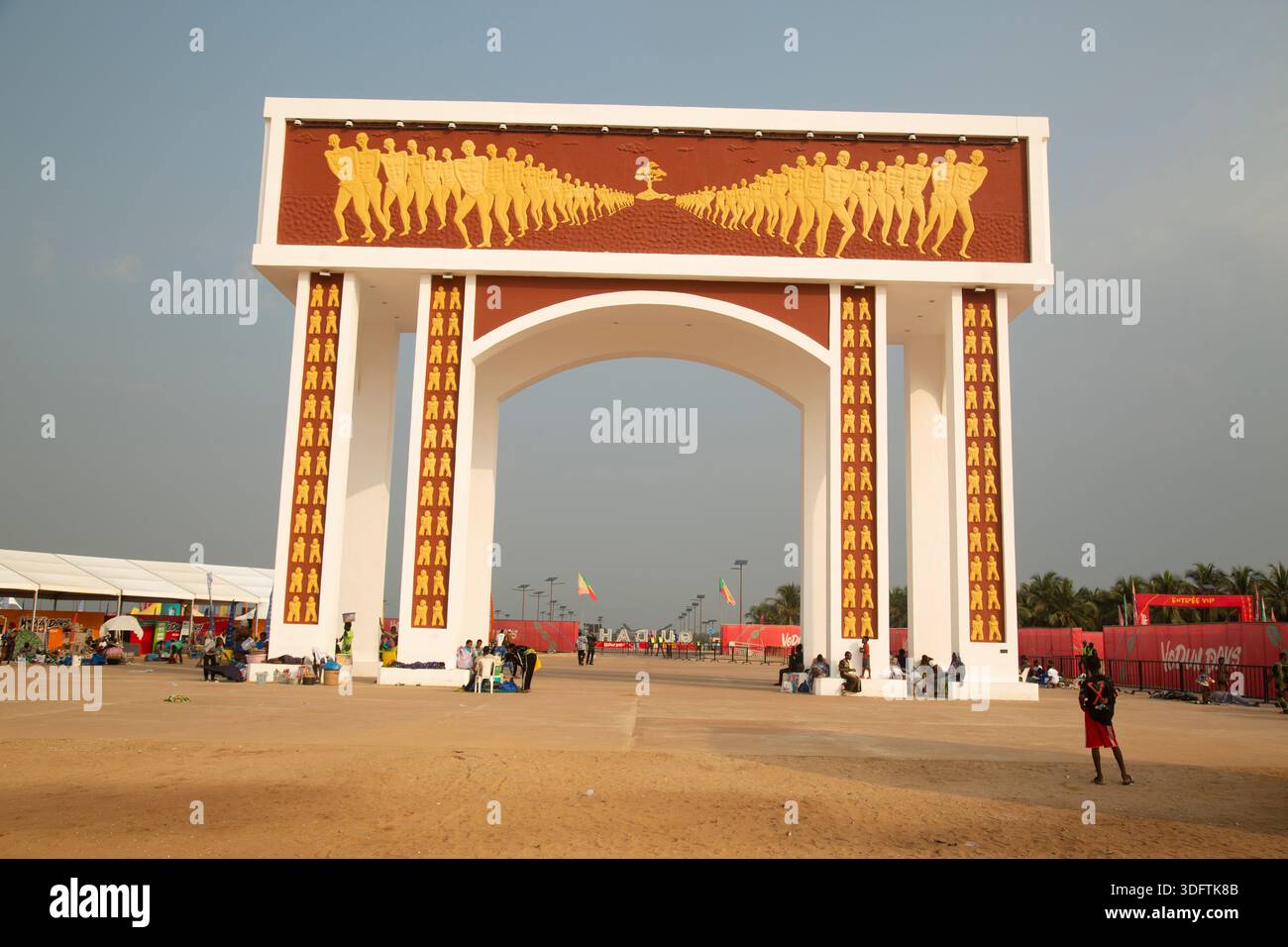 Porte de No Return Status debout au cœur de Ouidah Beach, République du Bénin. Banque D'Images