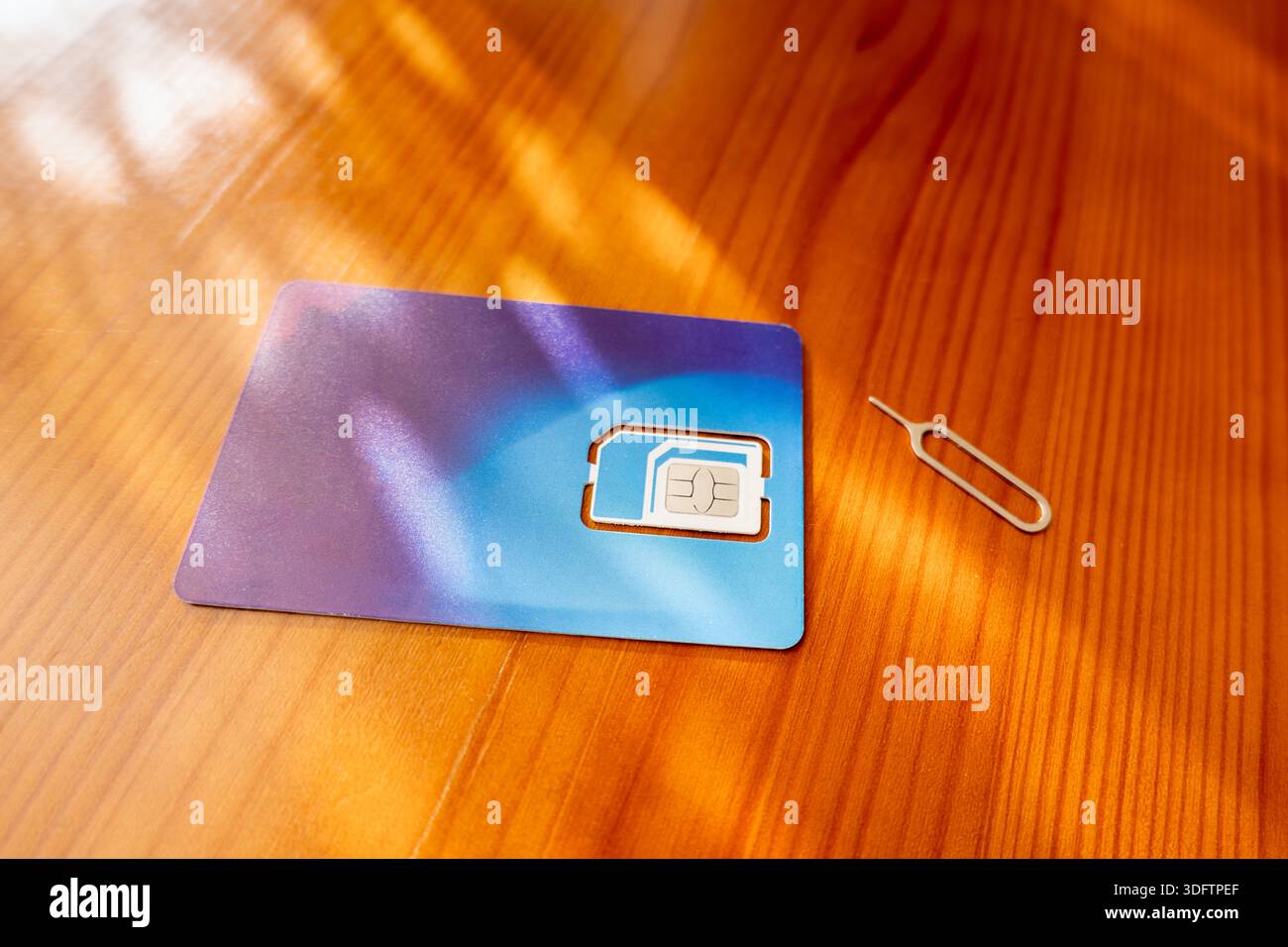 Carte SIM et éjecter le code PIN. carte sim sur le bureau, gros plan Banque D'Images
