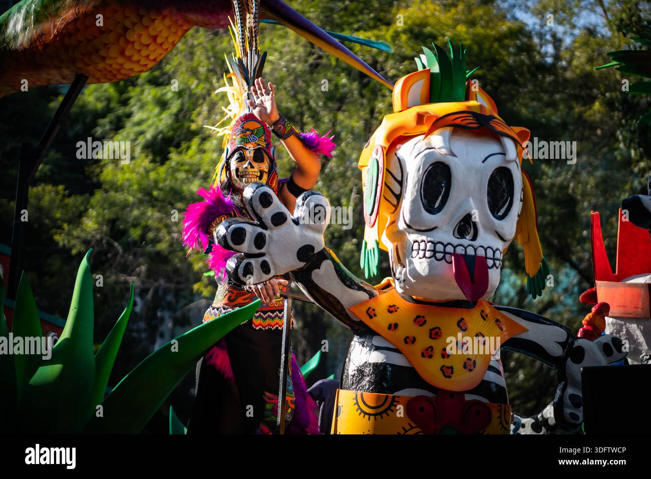 Mexico, Mexique - 04 novembre 2023 : vue de la vibrante parade Day of the Dead, où les figures de squelette majestueuses dansent au milieu d'une mer de couleurs et de jubil Banque D'Images