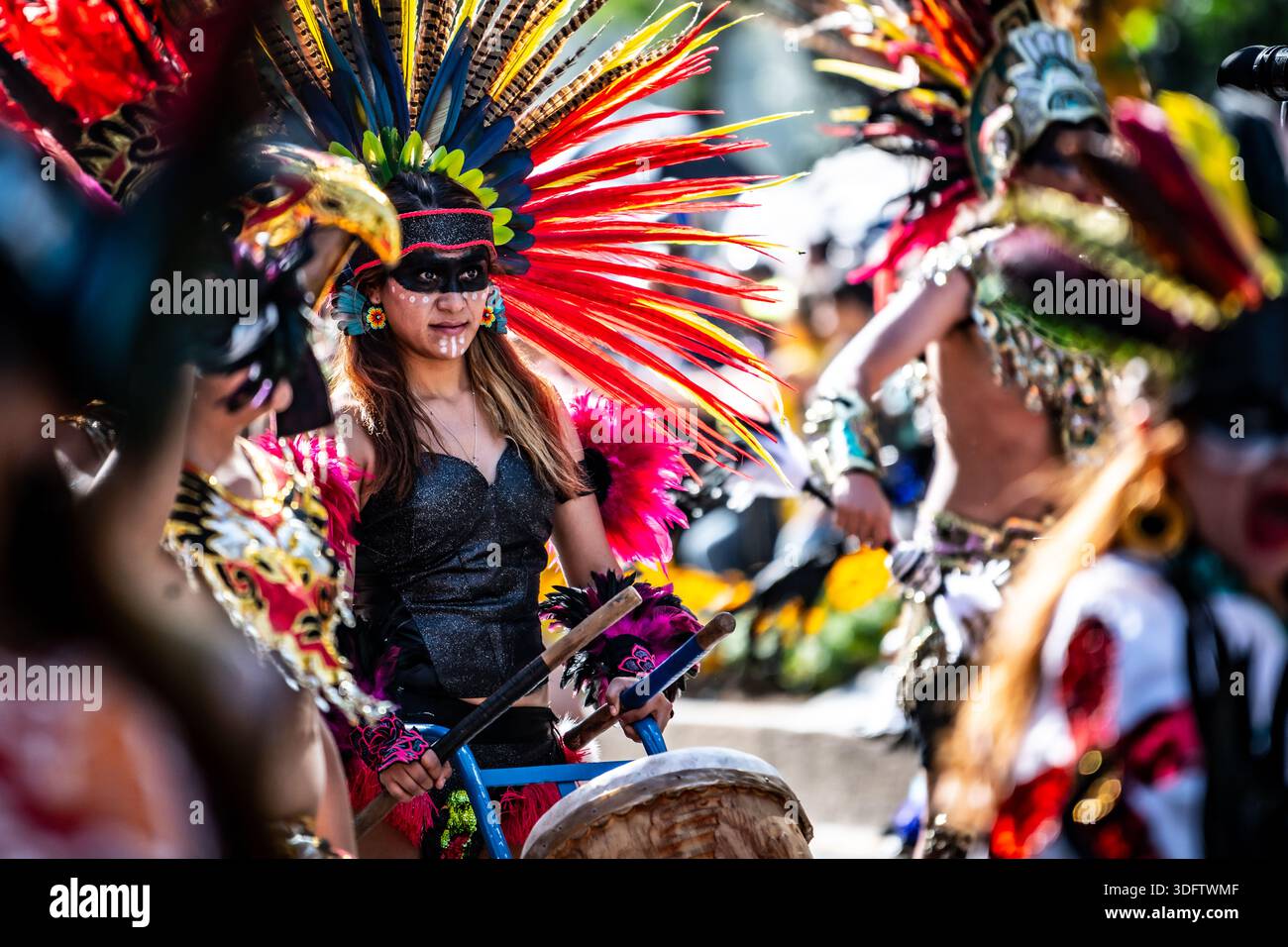 Mexico City, Mexique - 04 novembre 2023 : la vue du défilé du jour des morts éclate de couleurs vives tandis que les danseurs dans des coiffes à plumes complexes an Banque D'Images