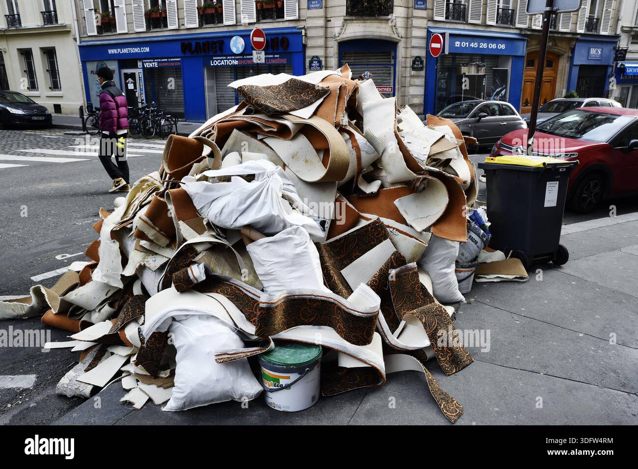 Déversement illégal de déchets dans une rue de Paris 9ème - France Banque D'Images