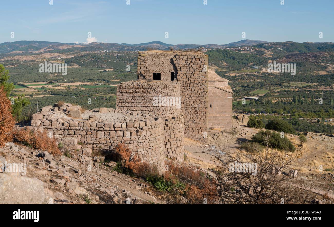 Vestiges des anciens remparts de la ville et des quartiers d'habitation d'Assos. Une grande ville antique sur la côte égéenne. Berhamkale, Çanakkale, Türkiye Banque D'Images