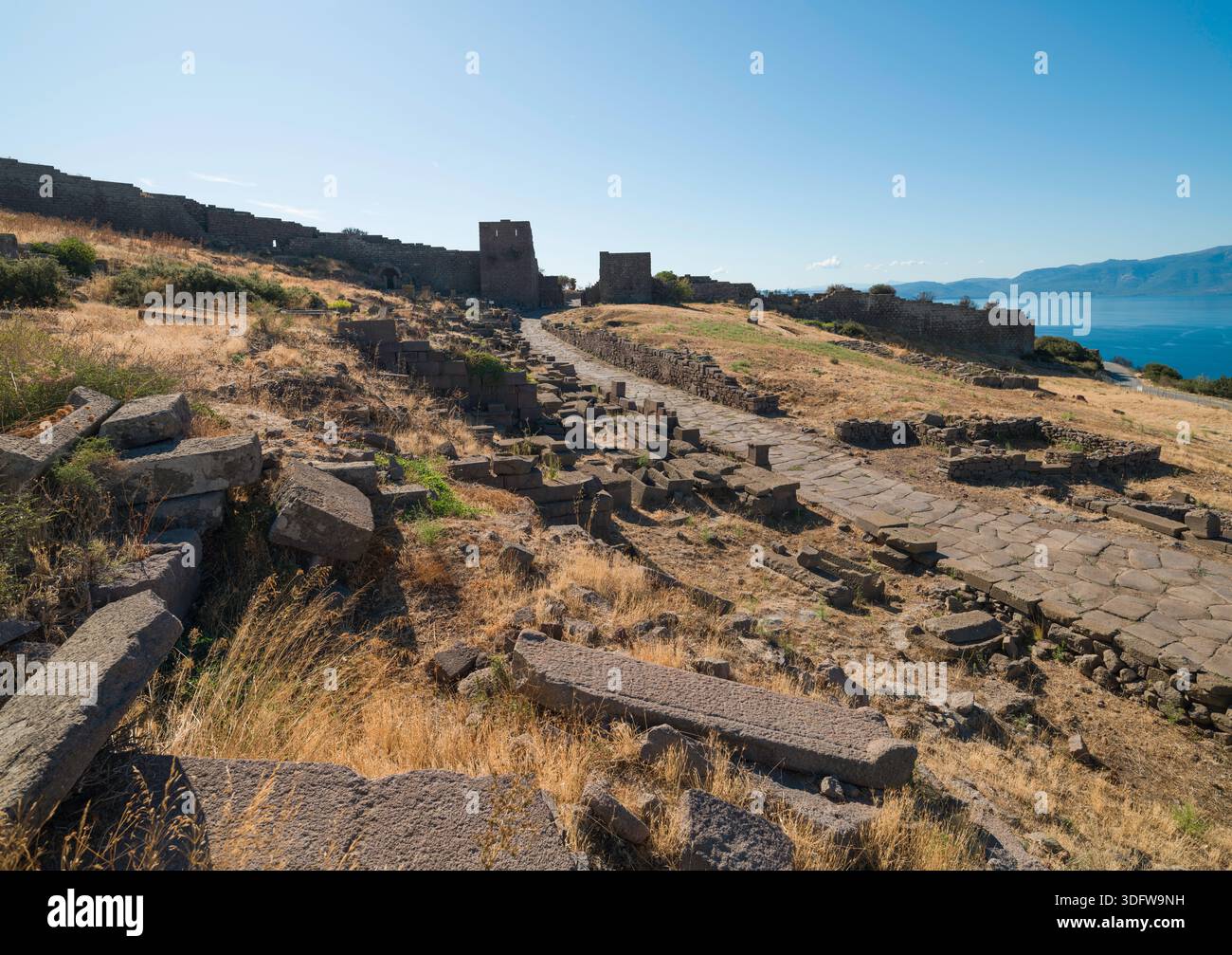 Vestiges des anciens remparts de la ville et des quartiers d'habitation d'Assos. Une grande ville antique sur la côte égéenne. Berhamkale, Çanakkale, Türkiye Banque D'Images