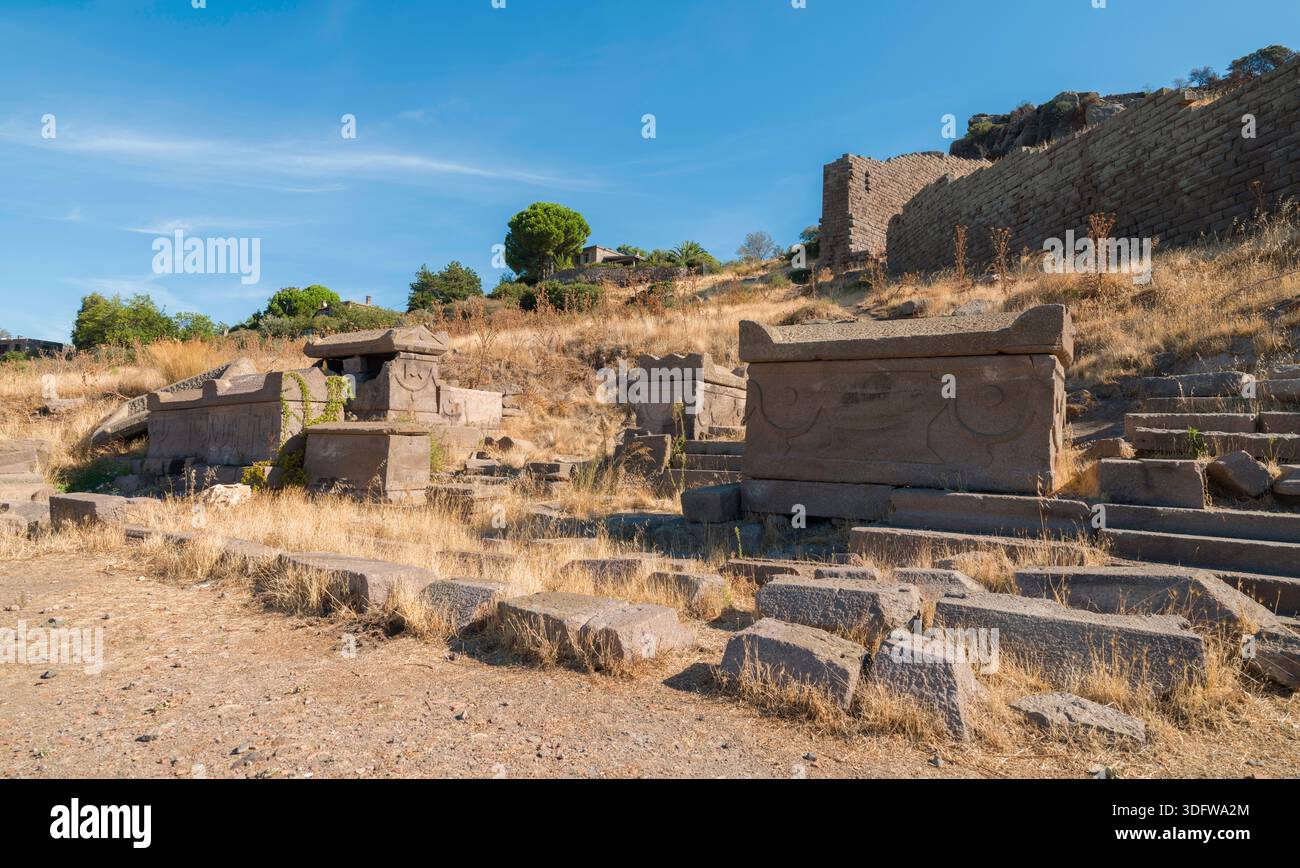 Vestiges des anciens remparts de la ville et des quartiers d'habitation d'Assos. Une grande ville antique sur la côte égéenne. Berhamkale, Çanakkale, Türkiye Banque D'Images
