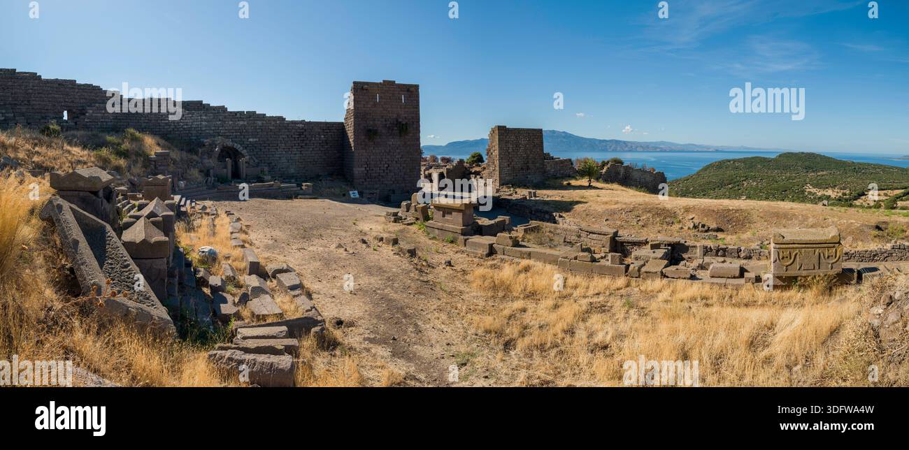 Vestiges des anciens remparts de la ville et des quartiers d'habitation d'Assos. Une grande ville antique sur la côte égéenne. Berhamkale, Çanakkale, Türkiye Banque D'Images