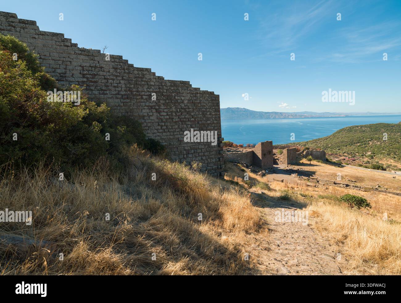Vestiges des anciens remparts de la ville et des quartiers d'habitation d'Assos. Une grande ville antique sur la côte égéenne. Berhamkale, Çanakkale, Türkiye Banque D'Images