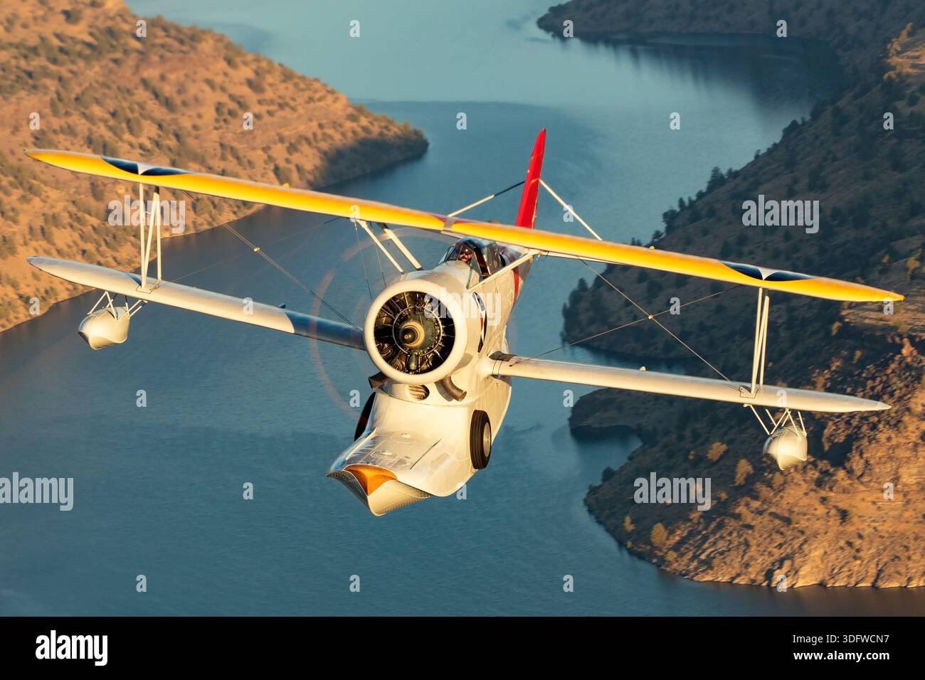 Le Grumman J-2F-6 Duck, numéro de série 33559, immatriculé N3960C, est un biplan amphibie de l'US Navy qui a volé pour la première fois à la fin des années 1930 Propulsé par un seul moteur en étoile Pratt & Whitney R-985 Wasp Junior, il est conçu pour les opérations maritimes et terrestres. Cet avion, exposé dans une vue de pilote air-air à l'Erickson Airshow Collection 2025, montre son cockpit ouvert, ses ailes recouvertes de tissu et son design distinctif de flotteur en voilure de mouette, représentant l'aviation amphibie militaire classique. Banque D'Images