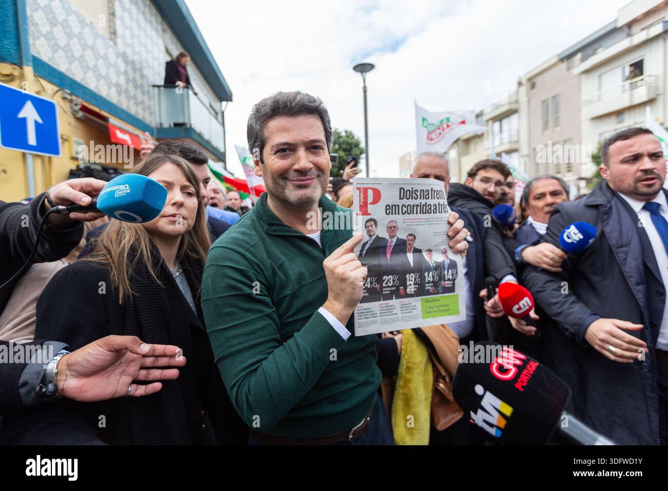 Le candidat à la présidence André Ventura tient l’édition du jour de Público, affichant le dernier sondage où il apparaît en première place avec 24% des intentions électorales, devant ses rivaux, lors d’un rassemblement de campagne à Vila do Conde. Banque D'Images
