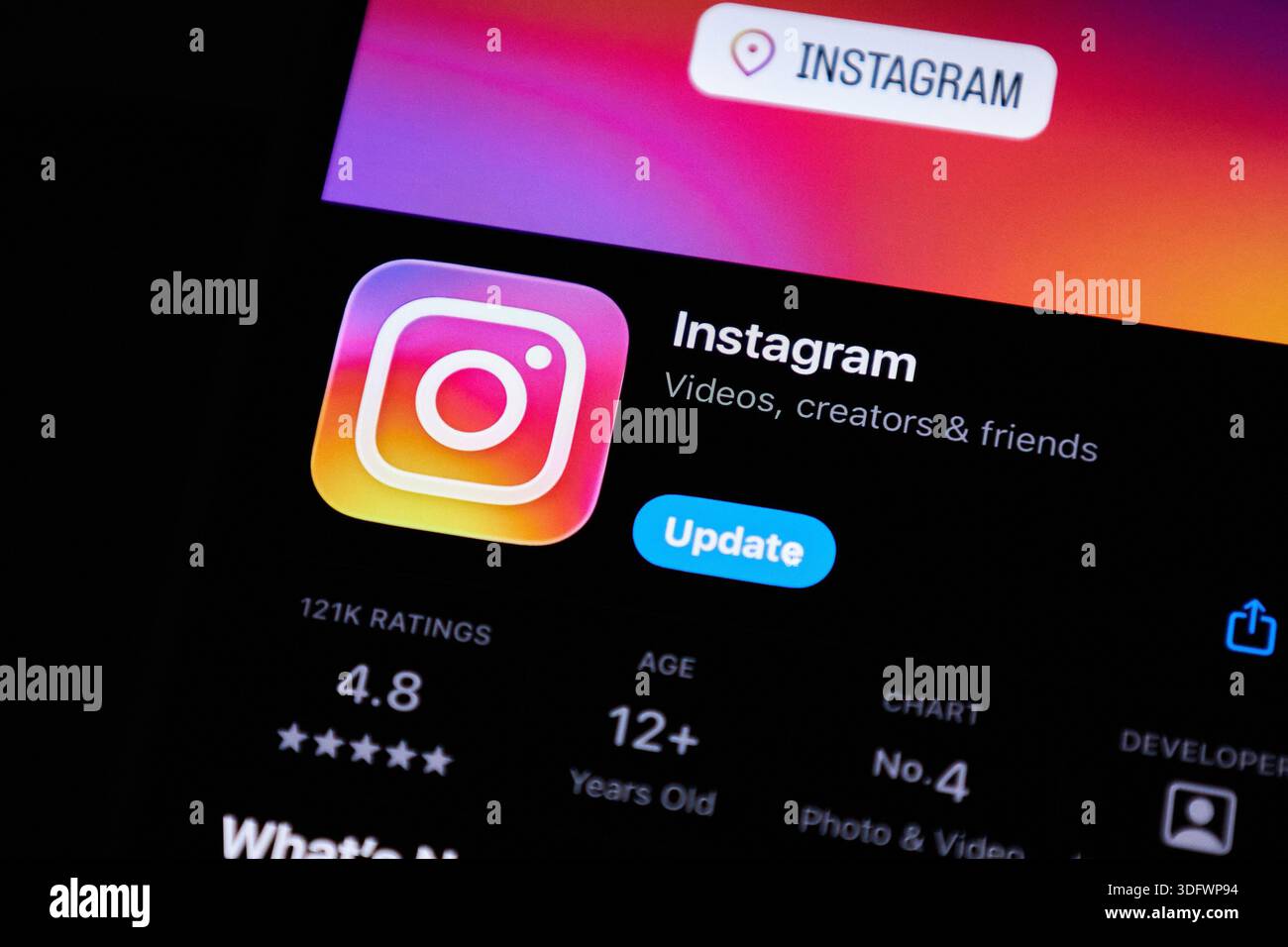 Application mobile de réseau social Instagram avec bouton de mise à jour dans l'App Store sur iPhone. Bichkek, Kirghizistan - 1er octobre 2025 Banque D'Images