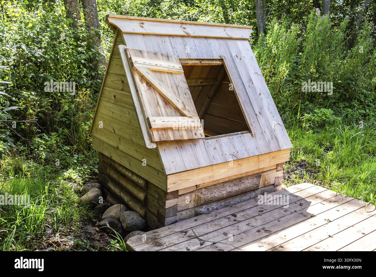 Nouveau puits d'eau en bois à la campagne en été ensoleillé jour Banque D'Images