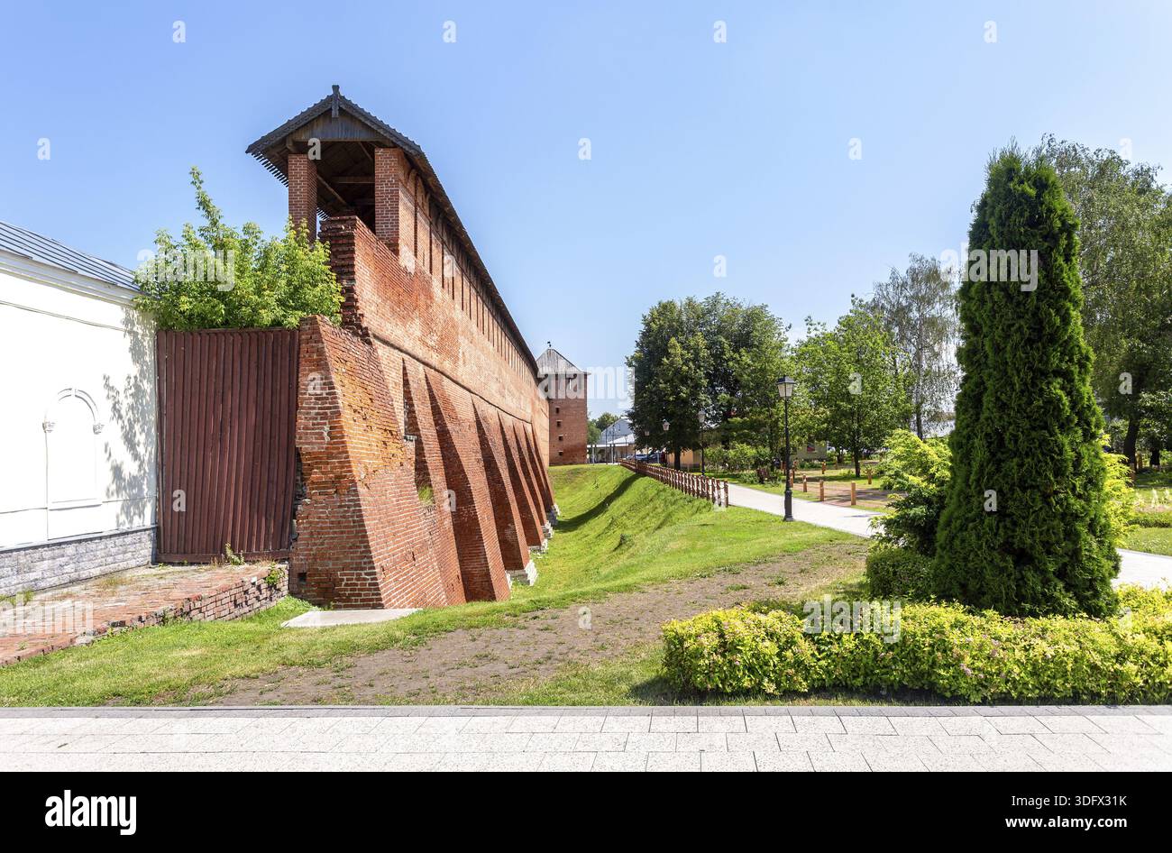 Mur de briques rouges du Kremlin médiéval de Kolomna. Histoire russe, tourisme et architecture ancienne Banque D'Images