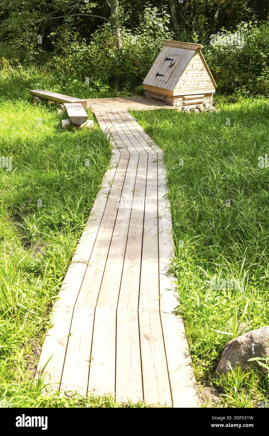 Nouveau puits d'eau en bois à la campagne en été ensoleillé jour Banque D'Images