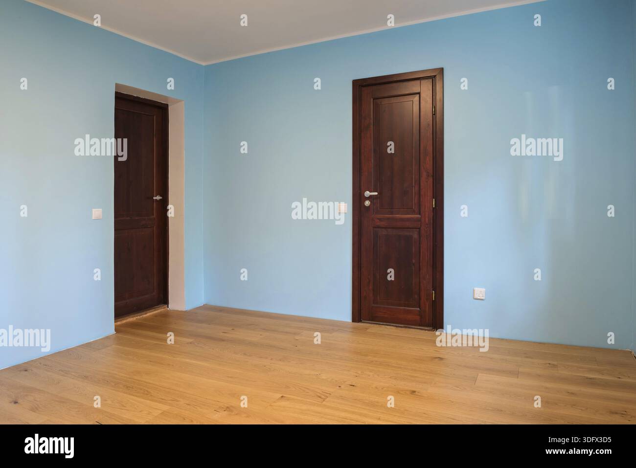 Nouvelle maison construction chambre intérieure avec parquet et portes en bois Banque D'Images