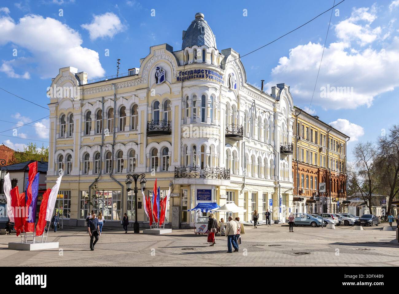 Samara, Russie - 4 mai 2019 : bâtiment de l'Université médicale d'État de Samara. Texte en russe : Université médicale d'État Banque D'Images