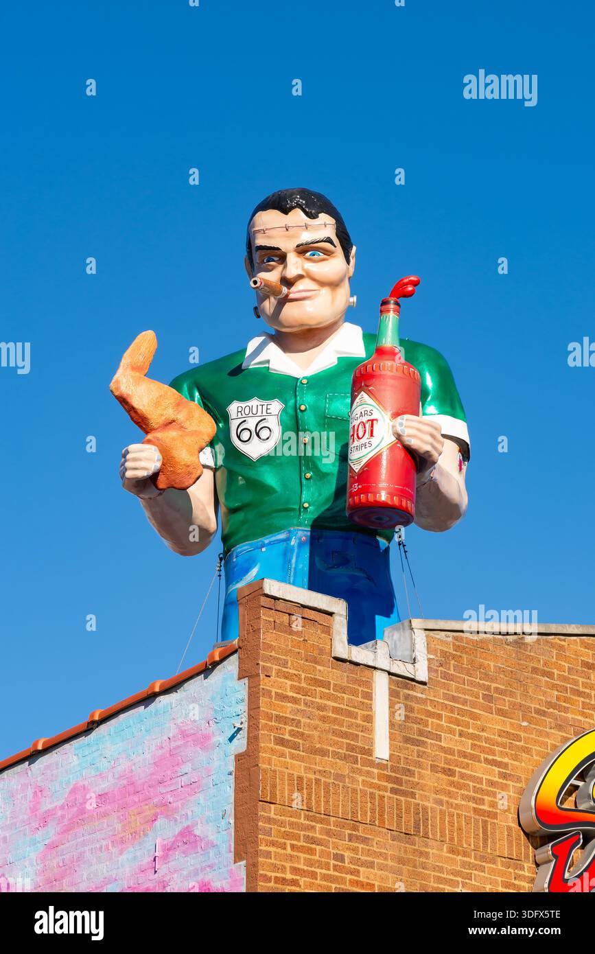 Berwyn, Illinois - États-Unis - 12 janvier 2025 : L'homme silencieux à cigares et rayures sur l'historique route 66 à Berwyn, Illinois, États-Unis. Banque D'Images