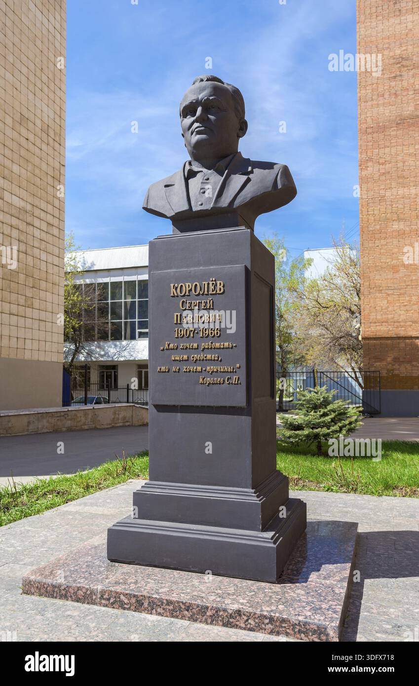 Samara, Russie - Mai 6, 2018 : Monument de la fusée soviétique Sergueï Korolev, créateur près de l'Université d'État de Samara Banque D'Images