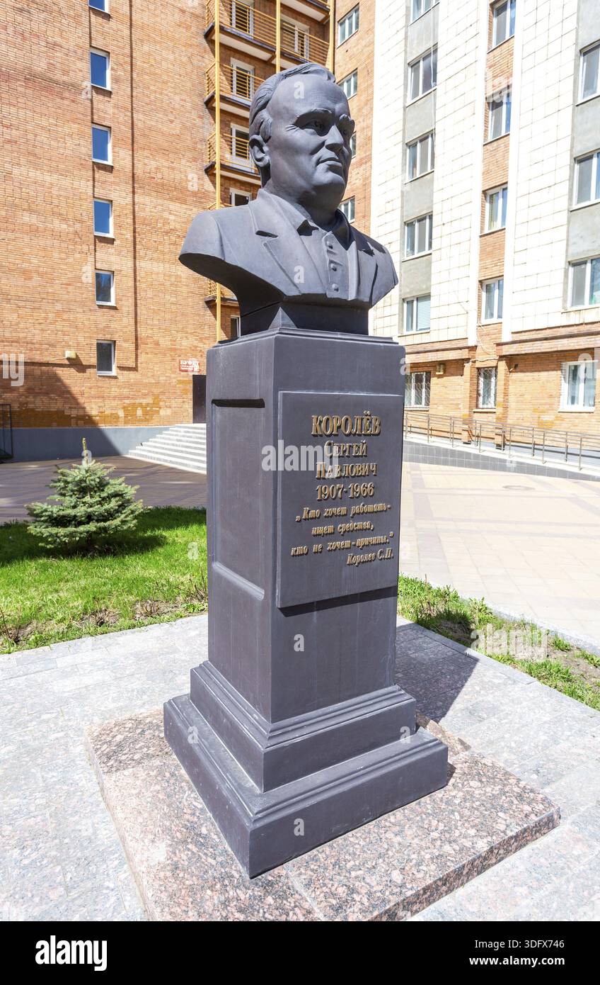 Samara, Russie - 6 mai 2018 : monument au Sergey Korolev, célèbre créateur de roquettes soviétiques et ingénieur spatial près de l'Université d'État de Samara Banque D'Images