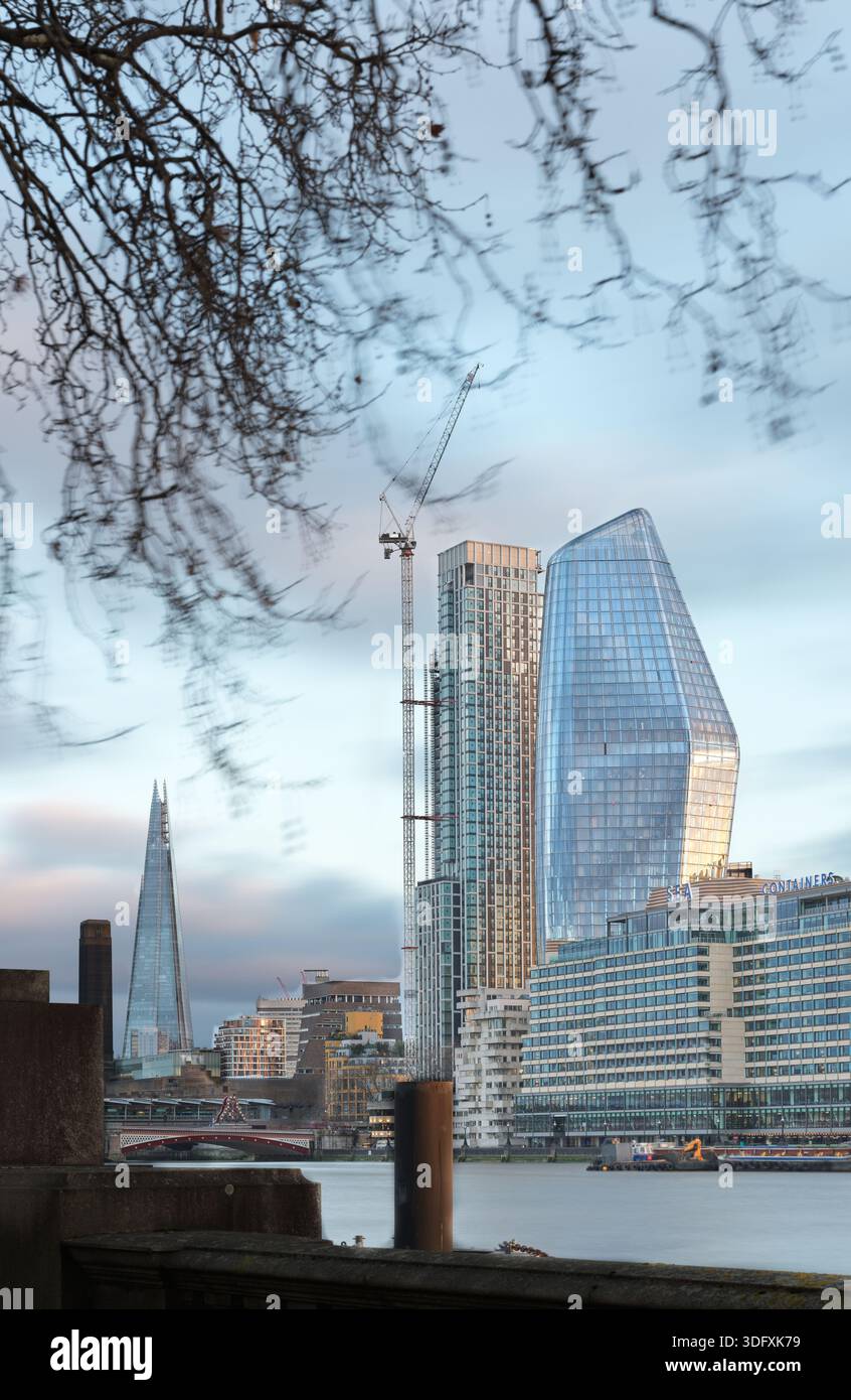 Une tour résidentielle Blackfriars et une tour résidentielle Southbank sur la rive sud de la Tamise, Londres, Angleterre. Banque D'Images
